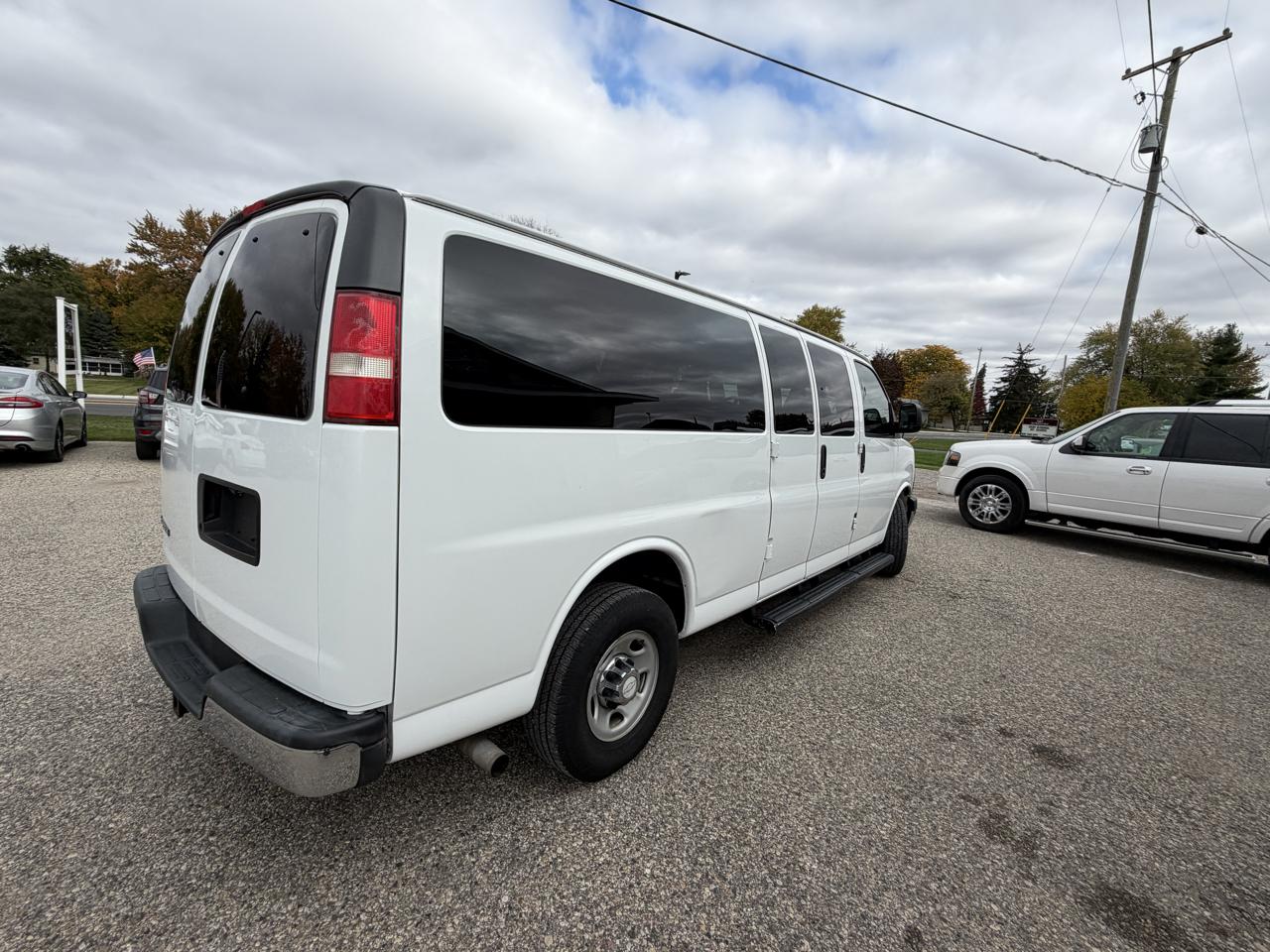 Chevrolet Express Passenger RWD 3500 155" LT w/1LT 2017
