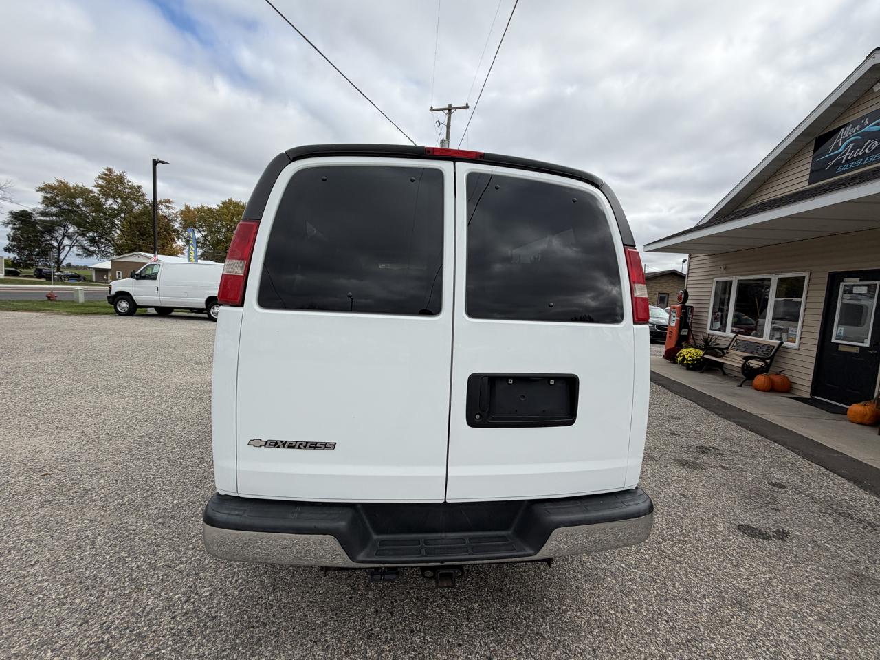 Chevrolet Express Passenger RWD 3500 155" LT w/1LT 2017