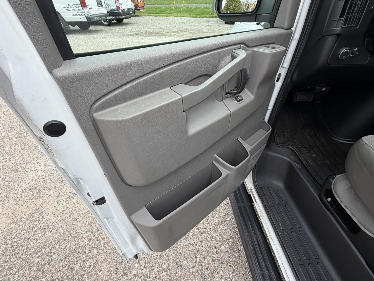 Chevrolet Express Passenger RWD 3500 155" LT w/1LT 2017