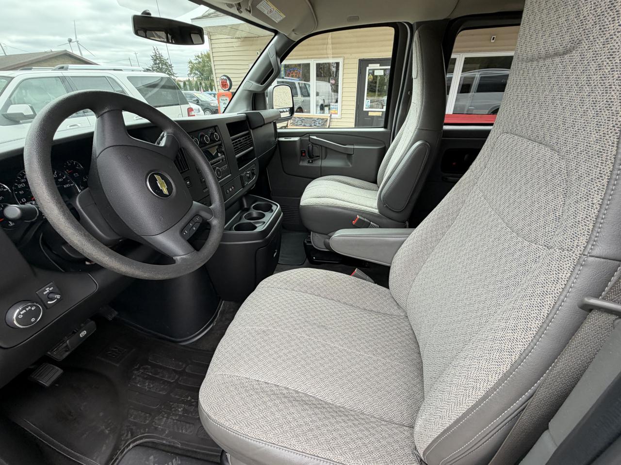 Chevrolet Express Passenger RWD 3500 155" LT w/1LT 2017