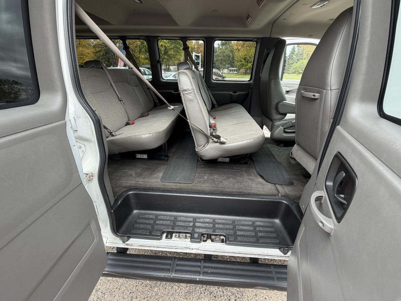 Chevrolet Express Passenger RWD 3500 155" LT w/1LT 2017