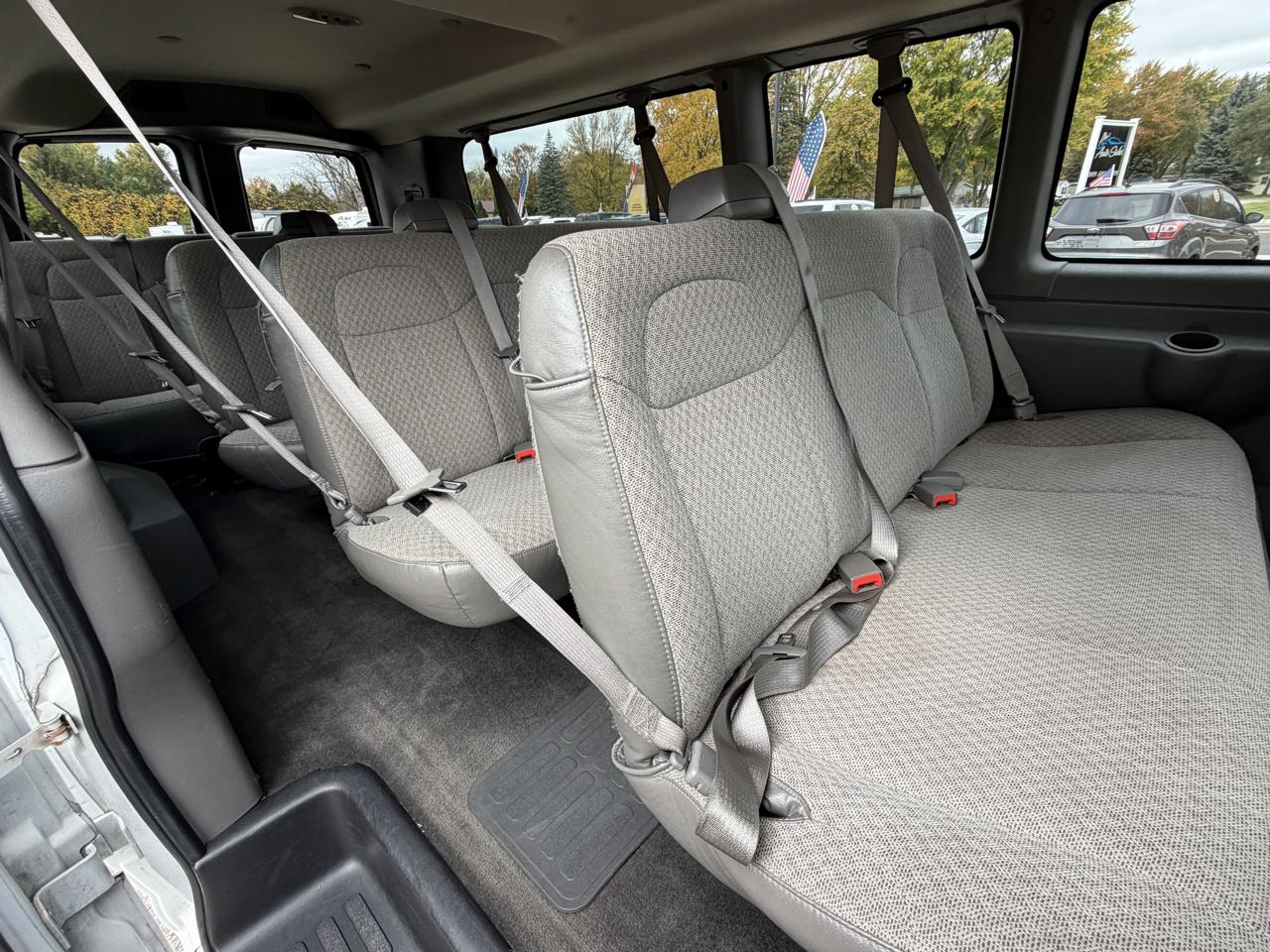 Chevrolet Express Passenger RWD 3500 155" LT w/1LT 2017