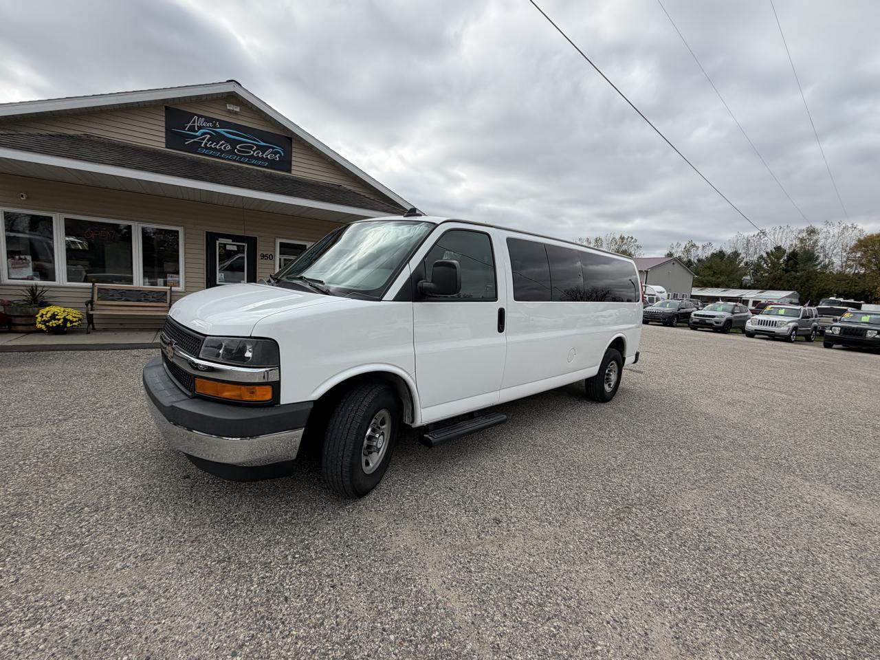 Chevrolet Express Passenger RWD 3500 155" LT w/1LT 2017
