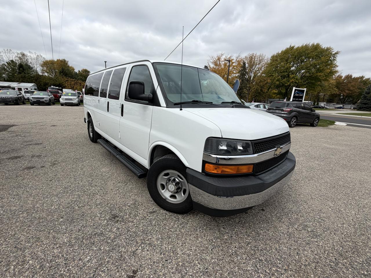 Chevrolet Express Passenger RWD 3500 155" LT w/1LT 2017