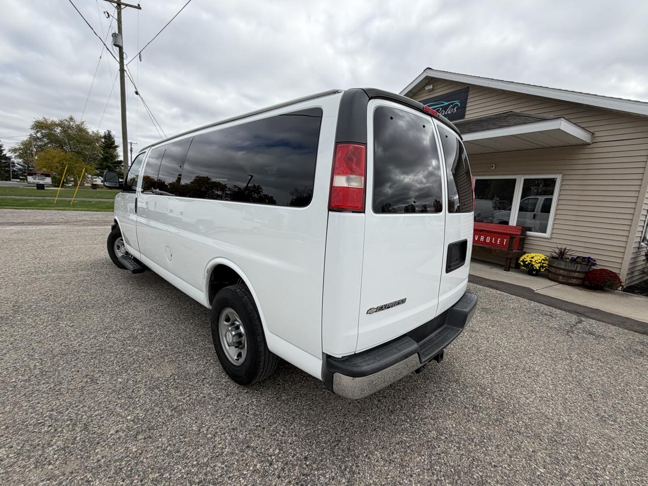 Chevrolet Express Passenger RWD 3500 155" LT w/1LT 2017