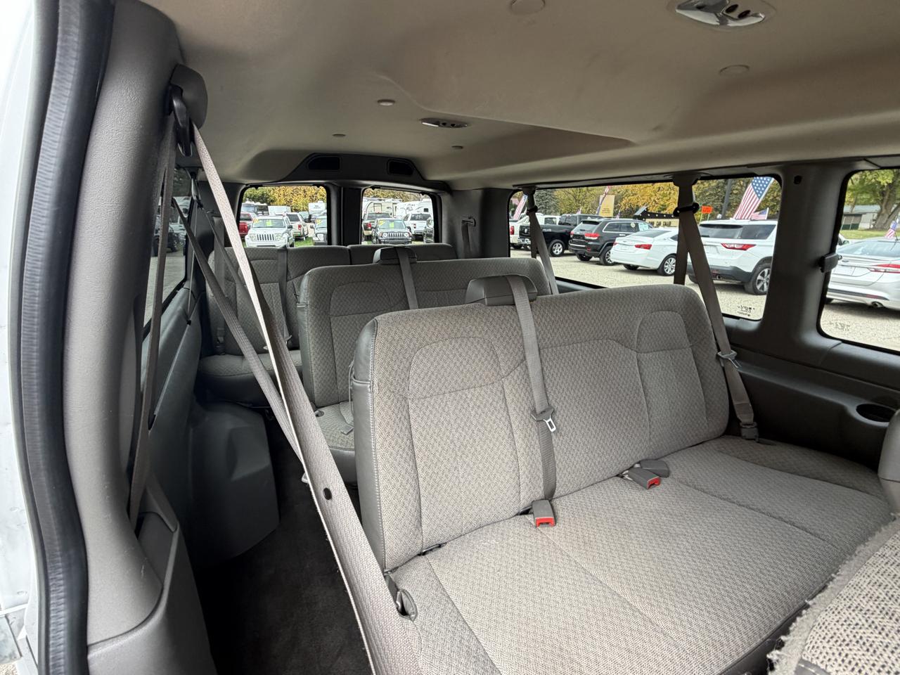 Chevrolet Express Passenger RWD 3500 155" LT w/1LT 2017