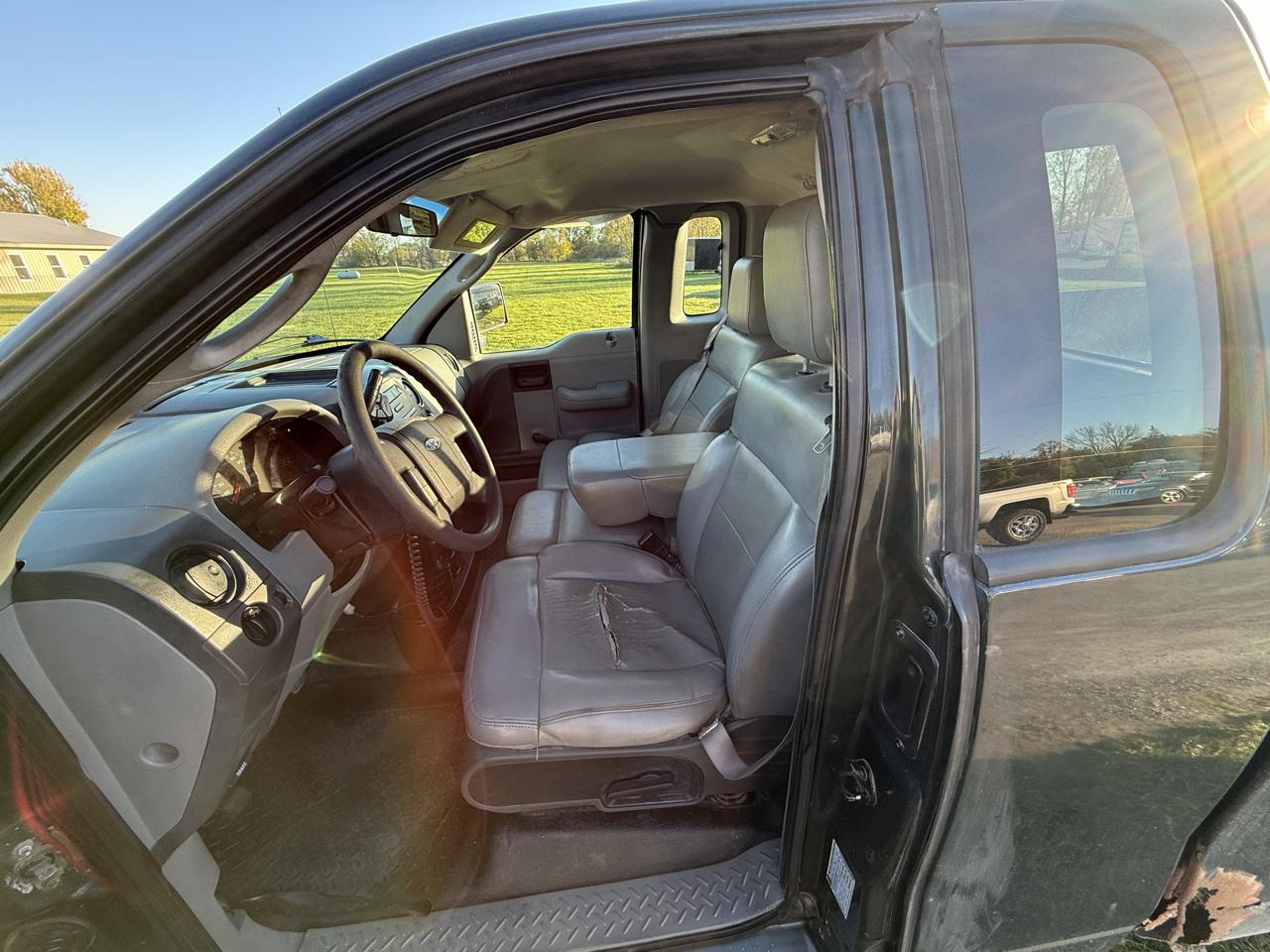 Ford F-150 Reg Cab 126" XL 4WD 2006