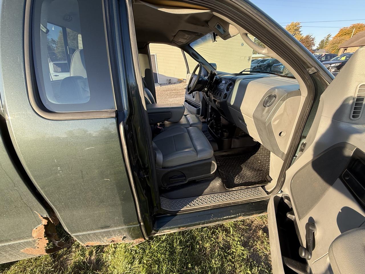 Ford F-150 Reg Cab 126" XL 4WD 2006