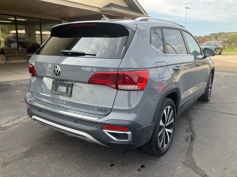2023 Volkswagen Taos SE photo 3