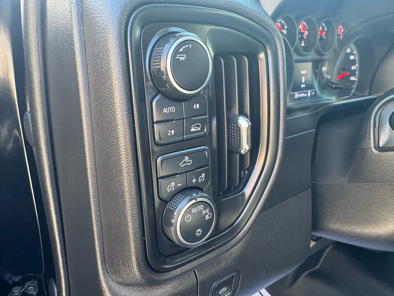 Chevrolet Silverado 1500 Custom Crew Cab 4WD 2023