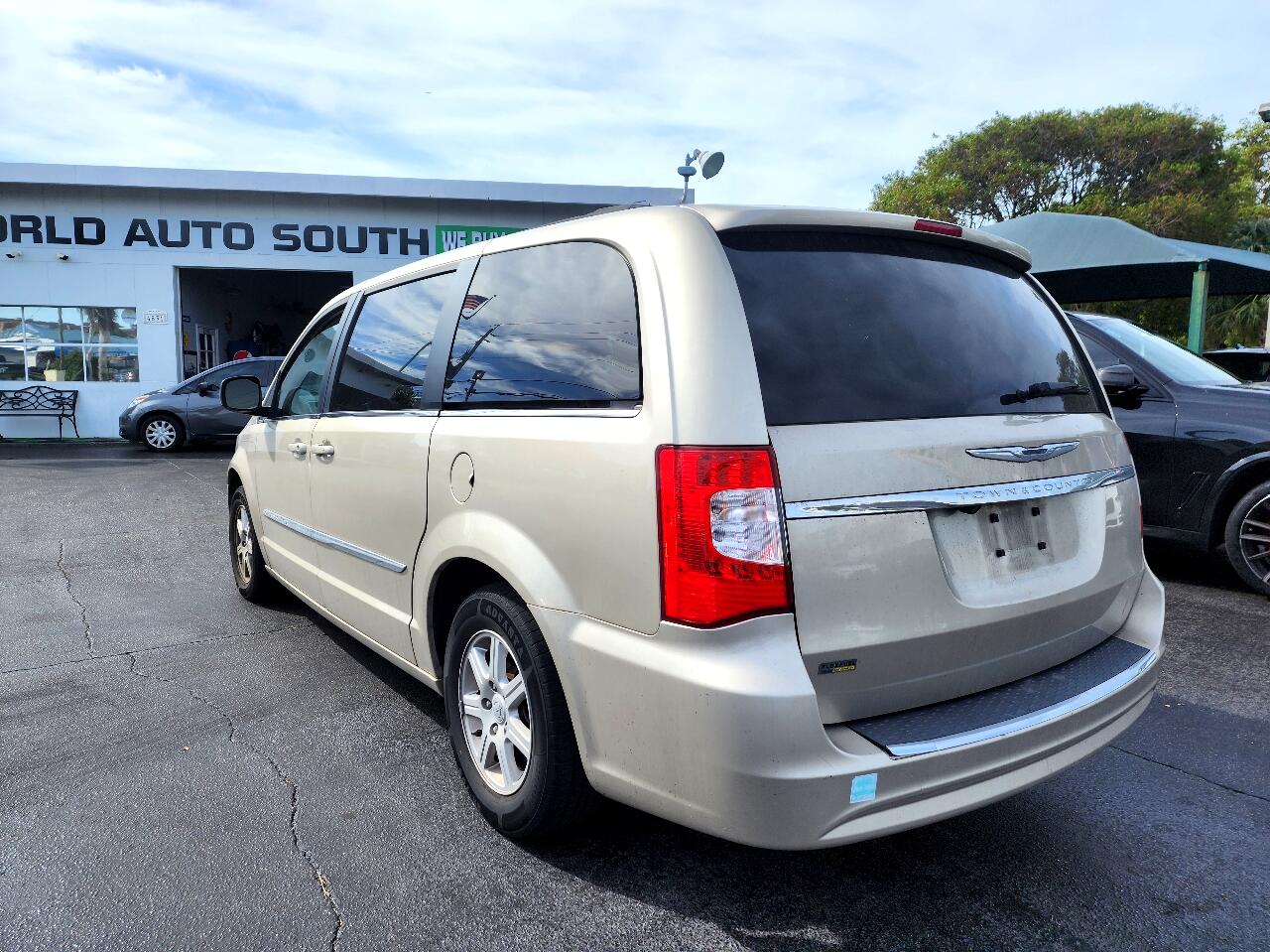 2012 CHRYSLER Town and Country Minivan - $2,500