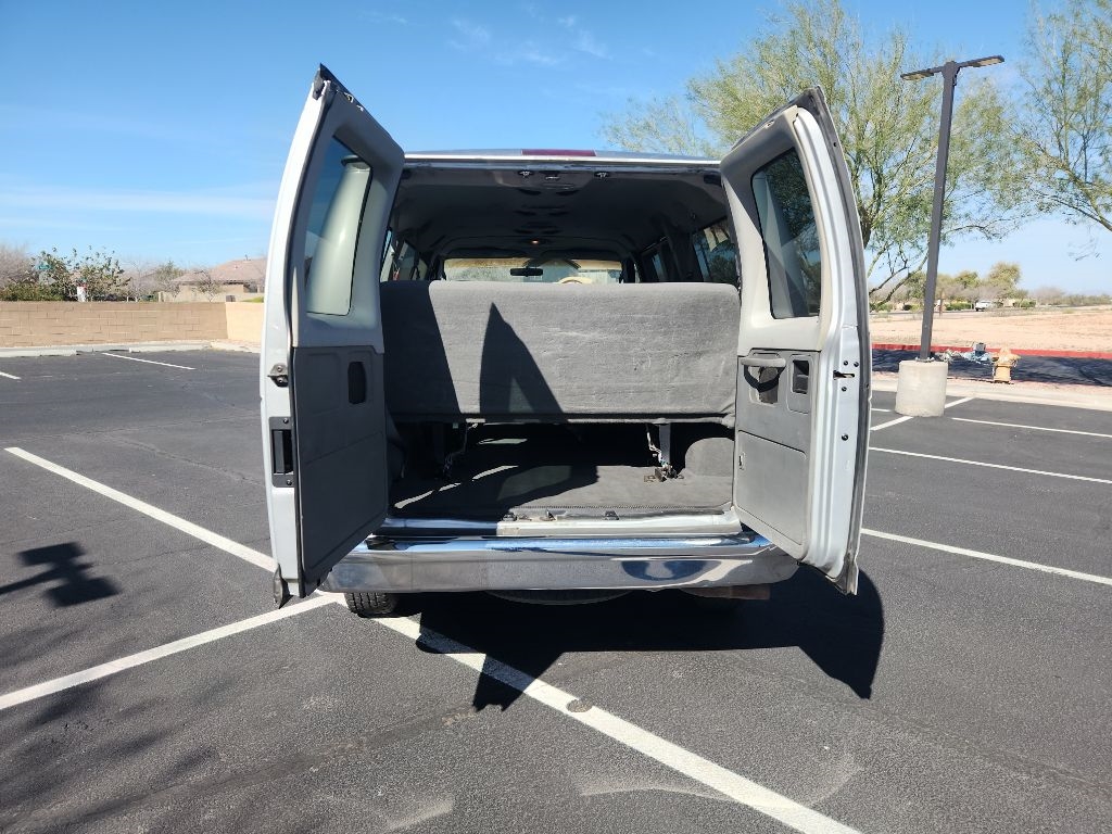 Ford Econoline E-350 XL Super Duty 2005