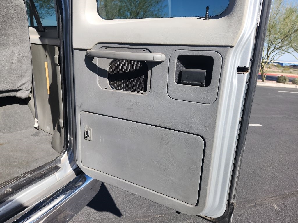 Ford Econoline E-350 XL Super Duty 2005