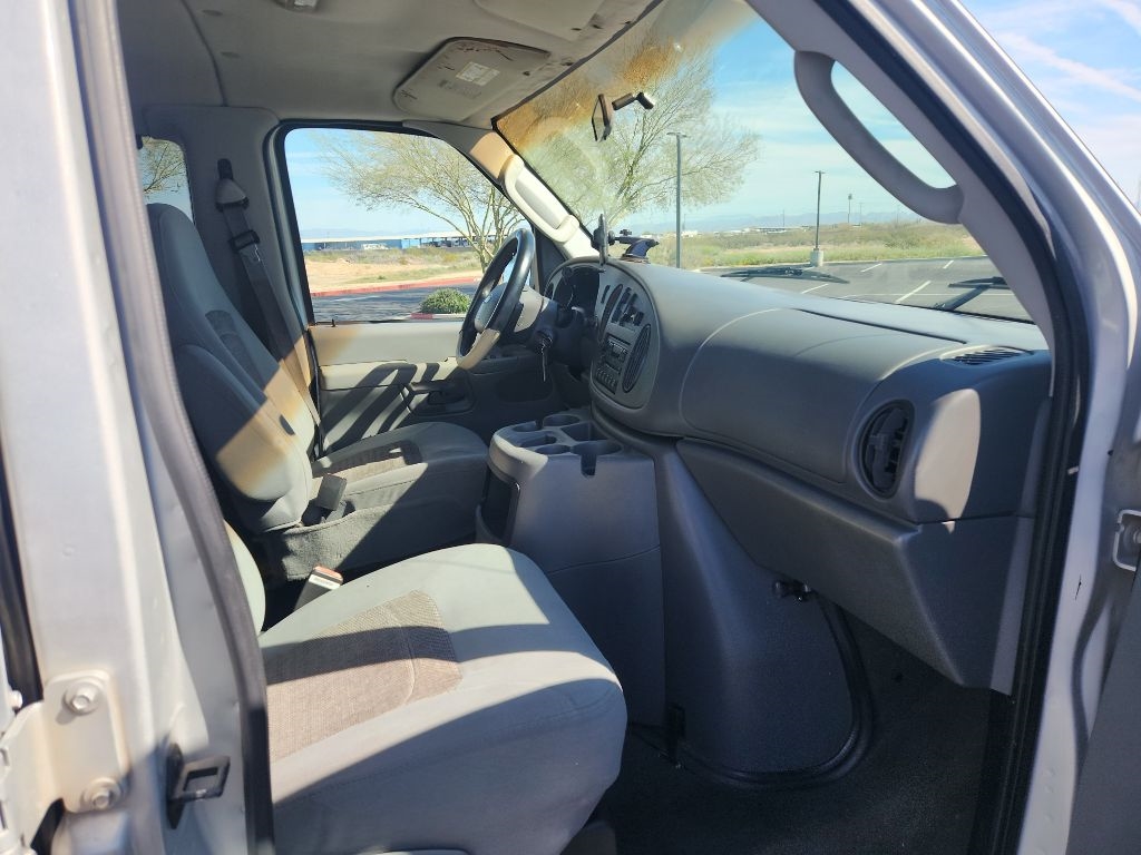 Ford Econoline E-350 XL Super Duty 2005