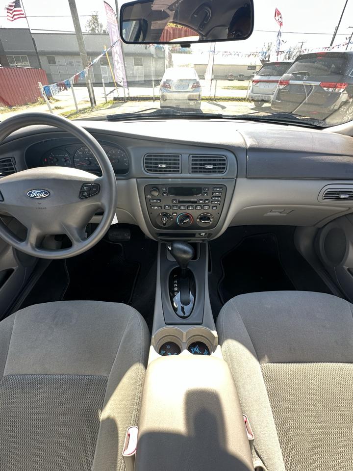 Ford Taurus photo 11