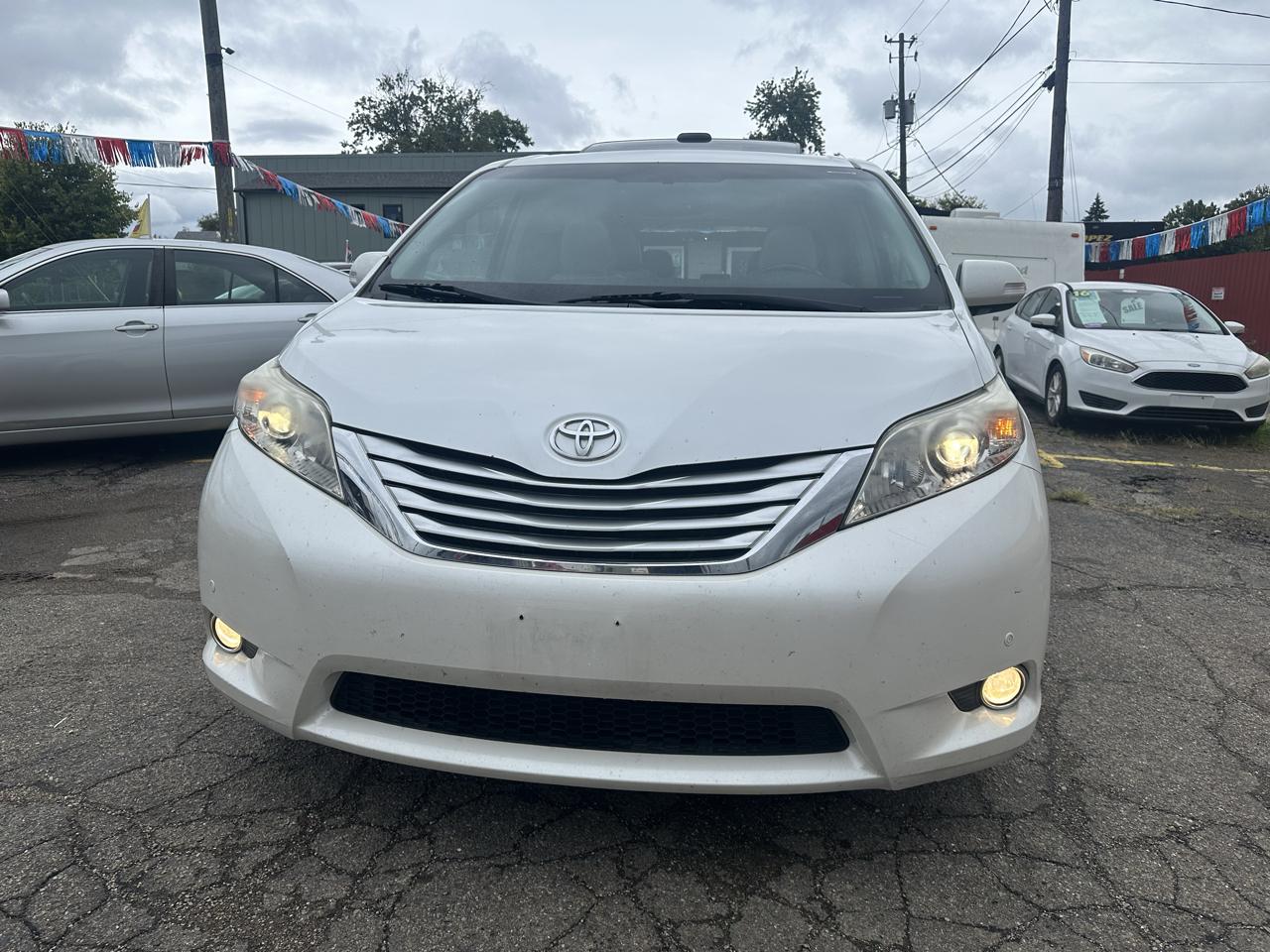 Toyota Sienna photo 2