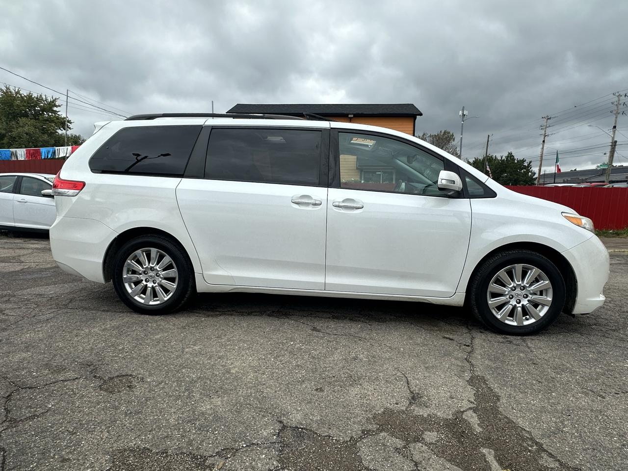 Toyota Sienna photo 4