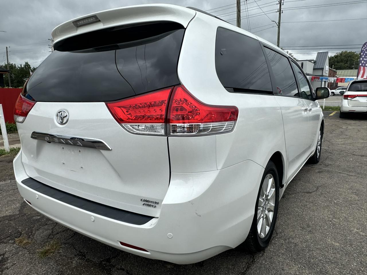 Toyota Sienna photo 5