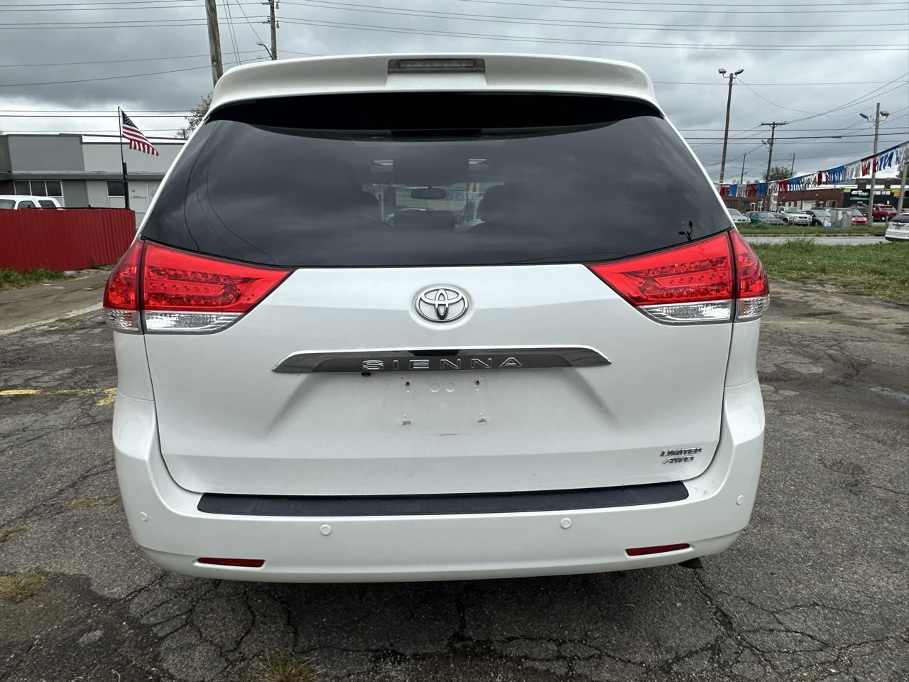 Toyota Sienna photo 6