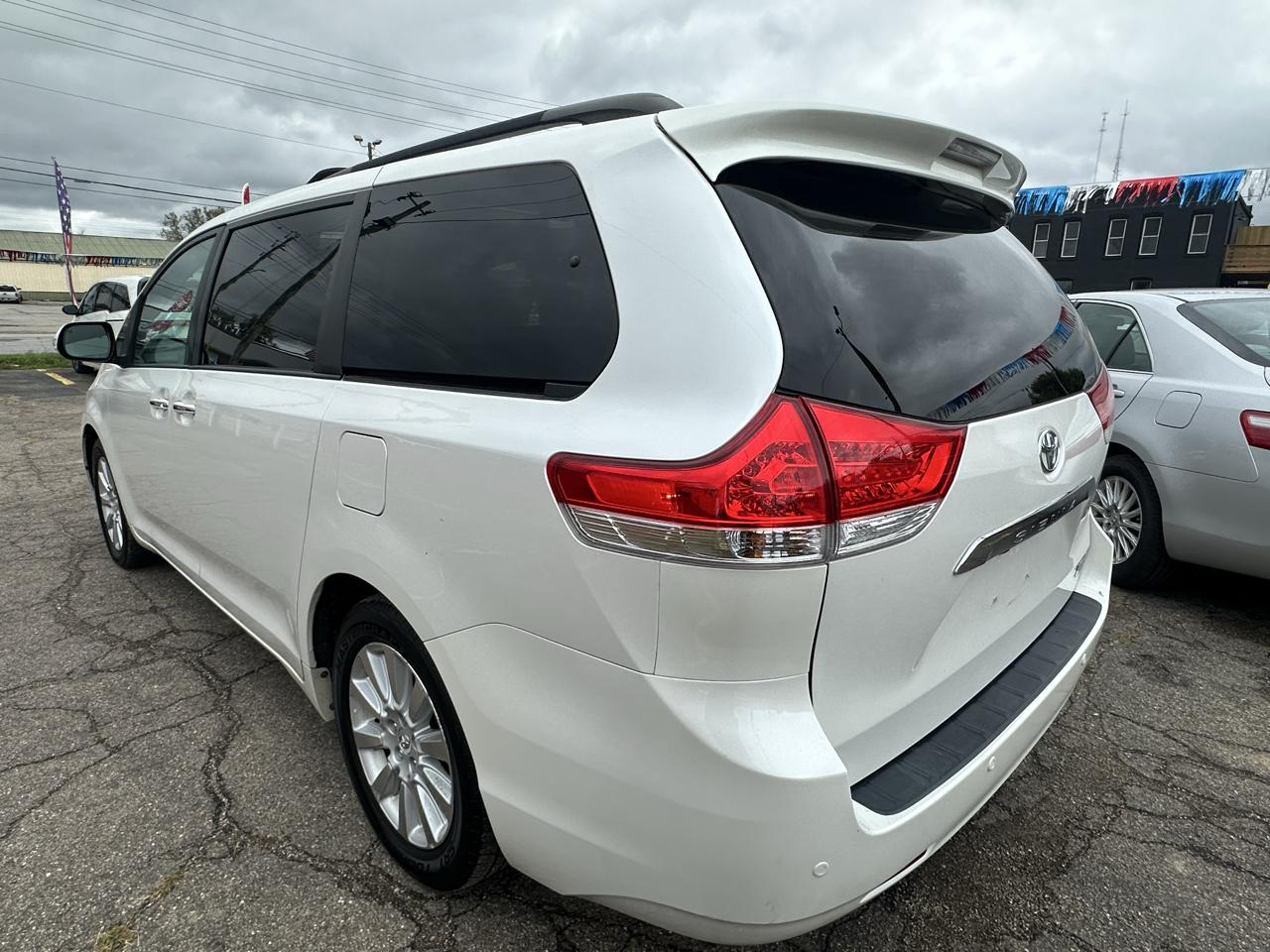 Toyota Sienna photo 9
