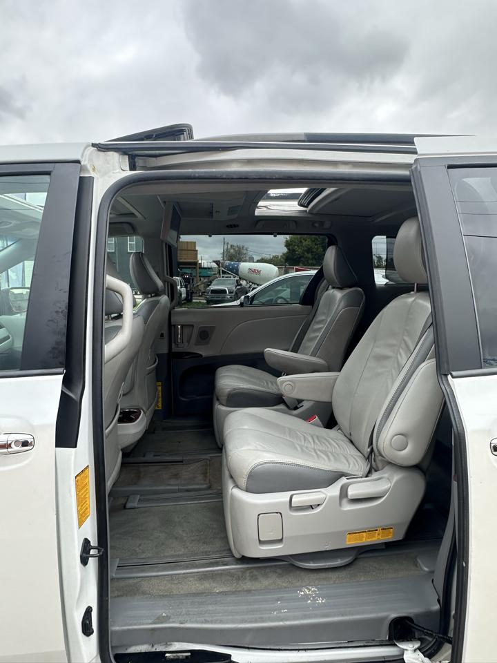 Toyota Sienna photo 12