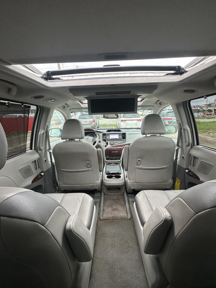 Toyota Sienna photo 13