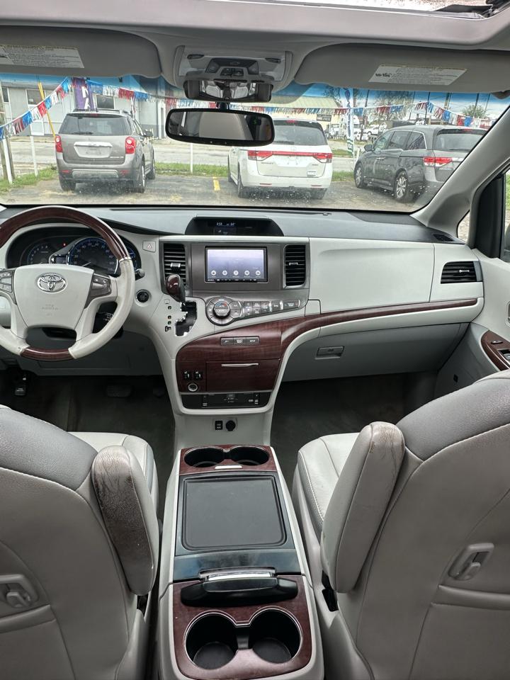 Toyota Sienna photo 18
