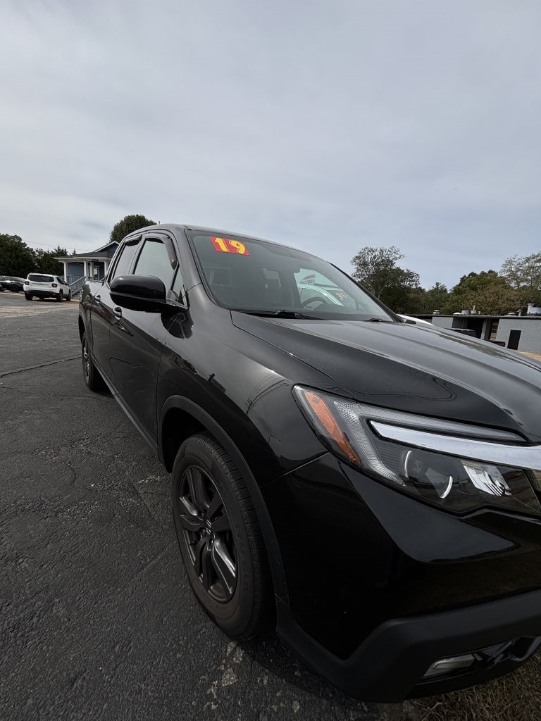 2019 Honda Ridgeline Sport photo 3