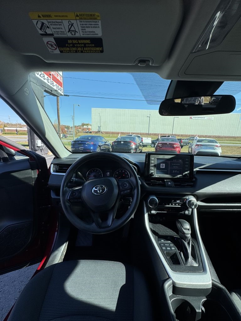 2020 Toyota RAV4 LE photo 4