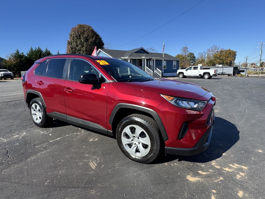 2020 Toyota RAV4 LE's photo