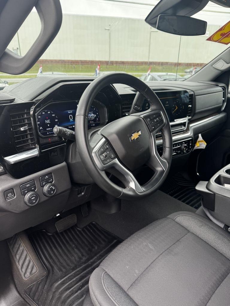Chevrolet Silverado 1500 LT-L Crew Cab 4WD 2023