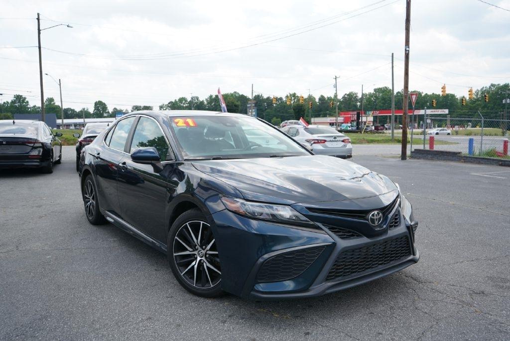 Toyota Camry SE 2021