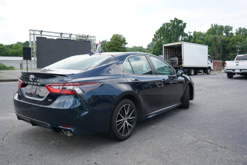 Toyota Camry SE 2021