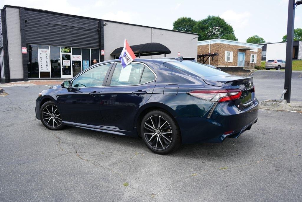 Toyota Camry SE 2021