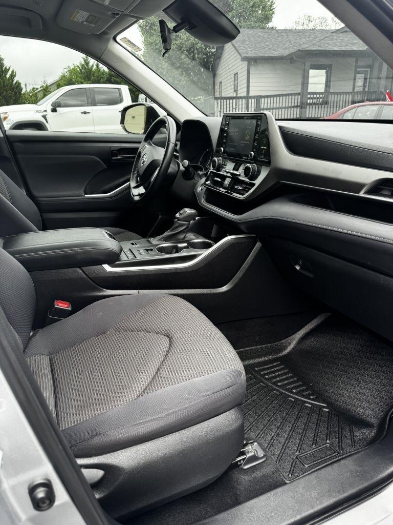 Toyota Highlander LE FWD V6 2021