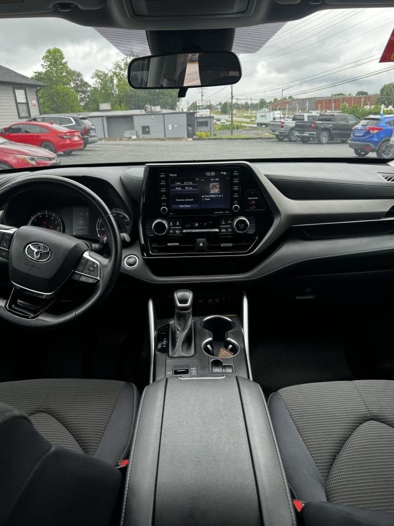 Toyota Highlander LE FWD V6 2021