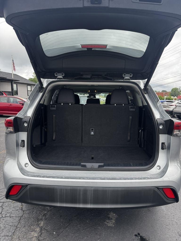 Toyota Highlander LE FWD V6 2021