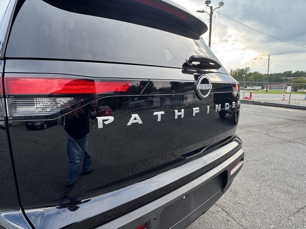 Nissan Pathfinder SV 2025