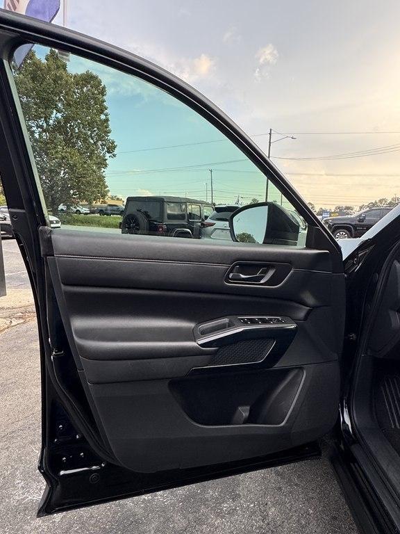 Nissan Pathfinder SV 2025