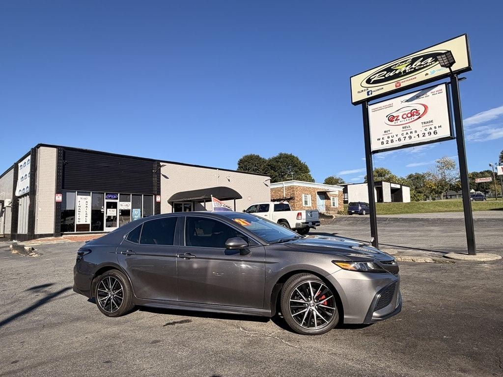 Toyota Camry SE 2021