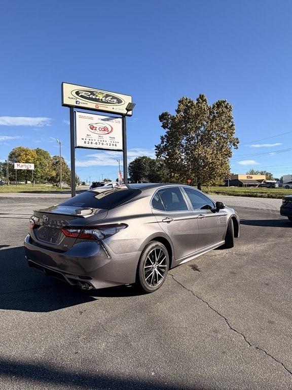 Toyota Camry SE 2021