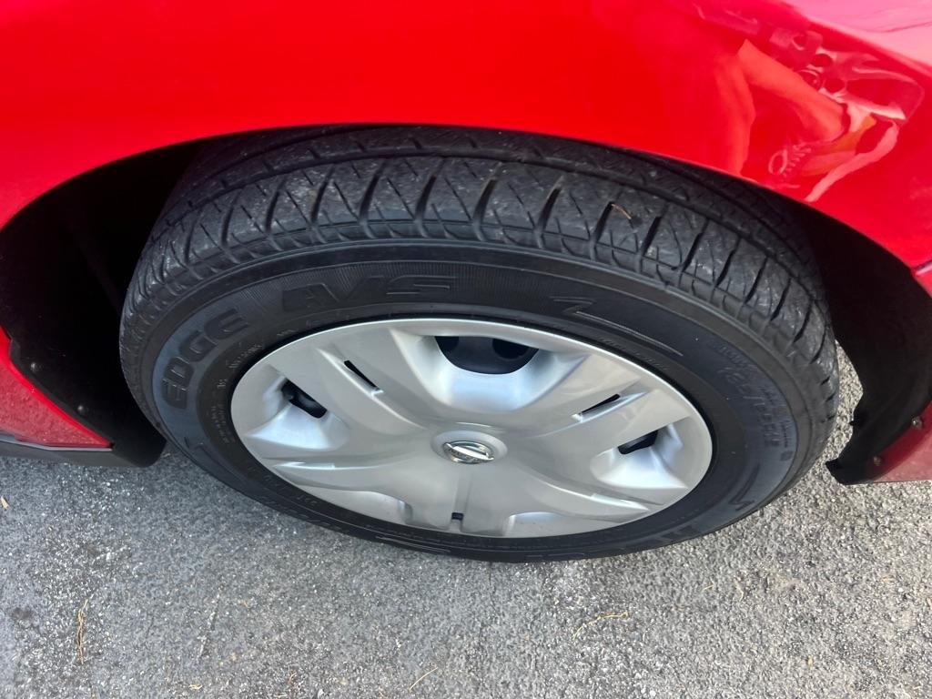 Nissan Versa 1.8 S Hatchback 2012