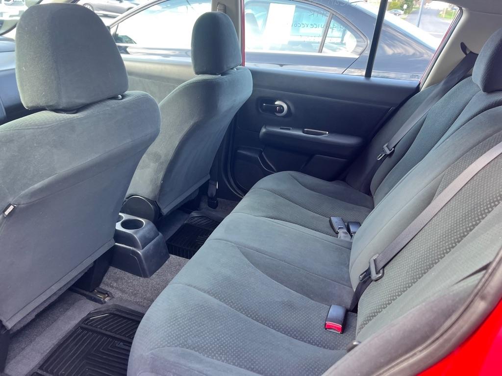 Nissan Versa 1.8 S Hatchback 2012