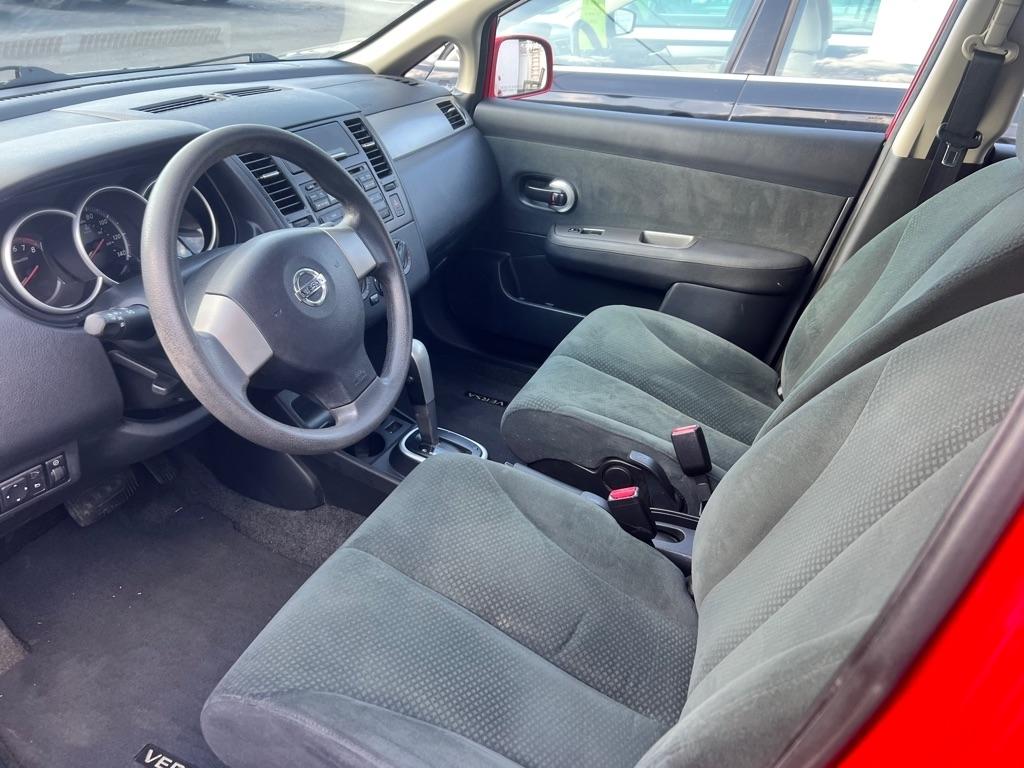 Nissan Versa 1.8 S Hatchback 2012