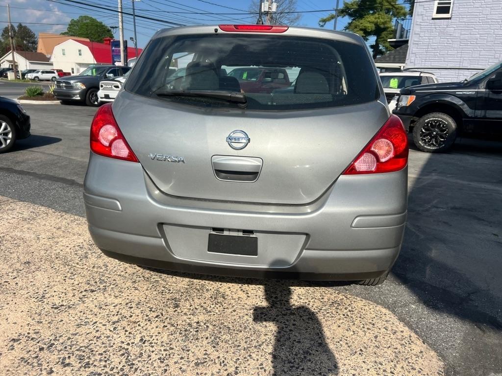 Nissan Versa 1.8 S Hatchback 2012