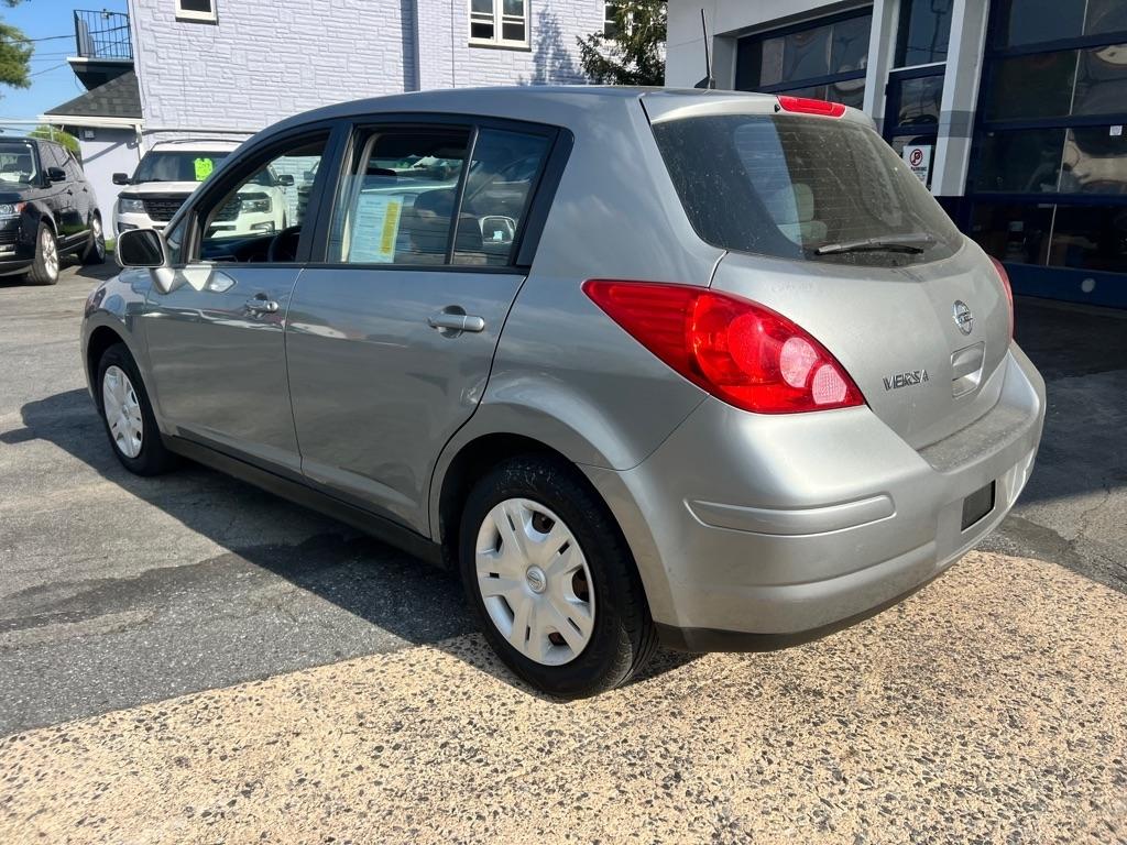 Nissan Versa 1.8 S Hatchback 2012