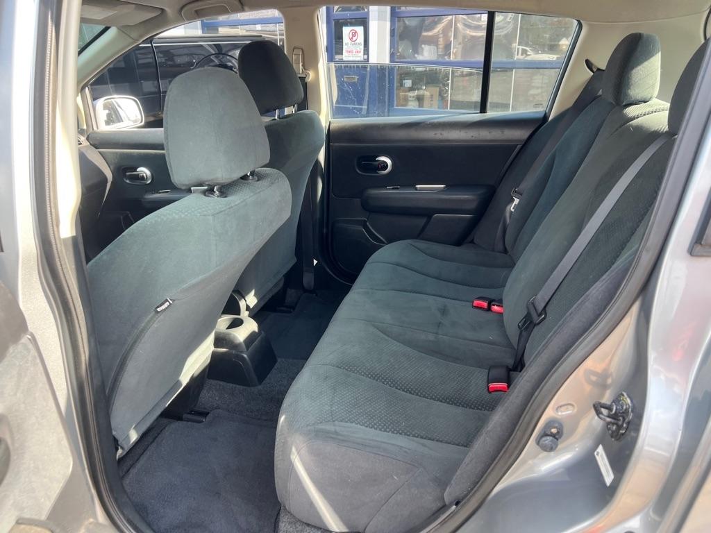 Nissan Versa 1.8 S Hatchback 2012