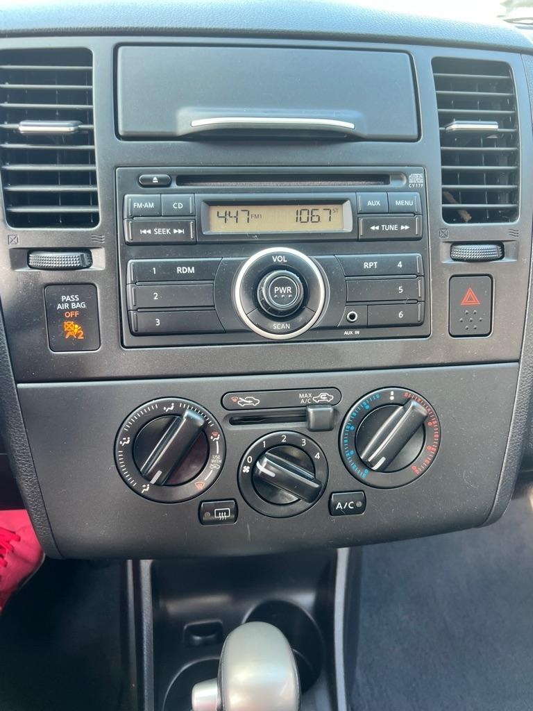 Nissan Versa 1.8 S Hatchback 2012