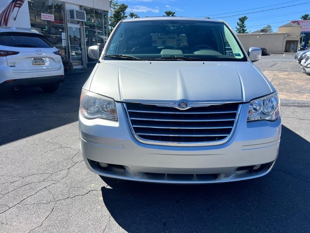 Chrysler Town and Country photo 2