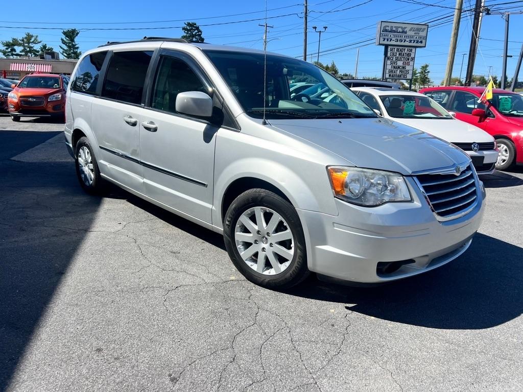 Chrysler Town and Country photo 3
